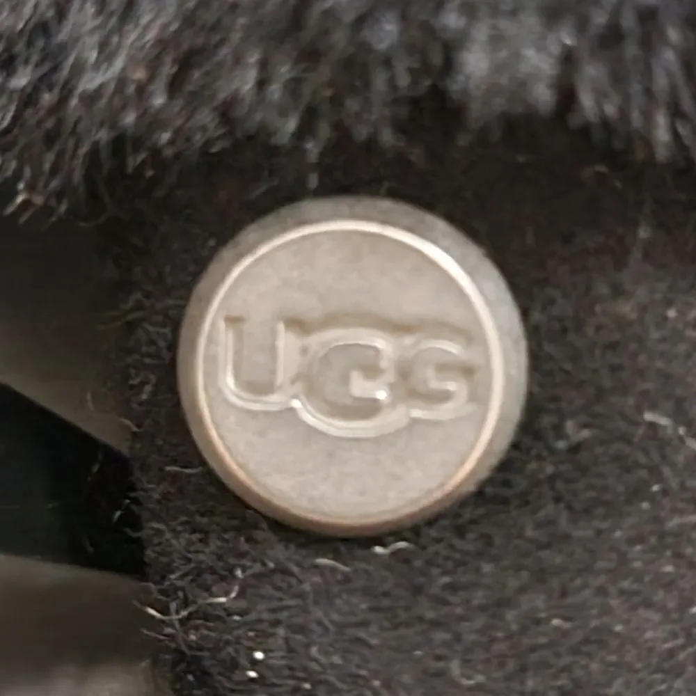 UGG Classic Perforated Genuine Dyed Shearling Gloves Black NEW w tag Size Small